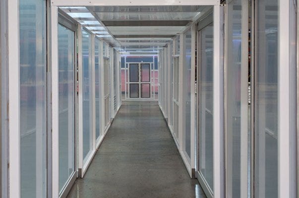 ISO 7 cleanroom with dissipative panels for conveyor line enclosure