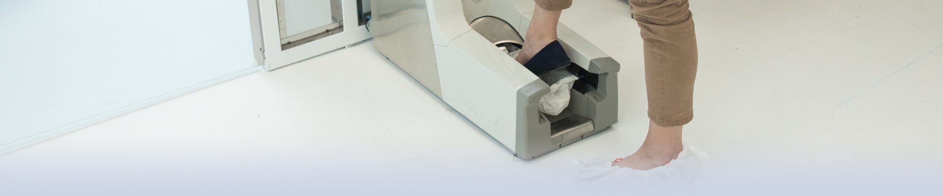 Easy-to-operate automated shoe cleaner uses internal brushed wit h a vacuum that ensures fast and effective shoe cleaning