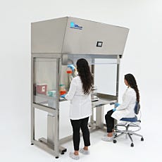 Free-standing vertical laminar flow clean bench with automatic height adjusting table