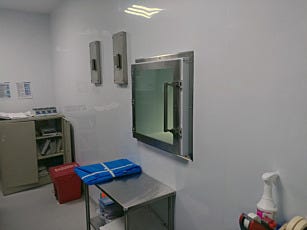 Cleanroom pass through chamber in opaque polypropylene