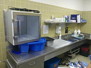 Cleanroom pass through chamber made of opaque polypropylene