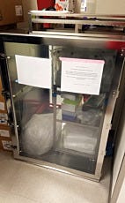 Floor mounted cleanroom pass through chamber for bulky carts