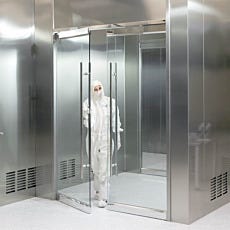 Frameless all-glass cleanroom door system for bio-tech cleanroom