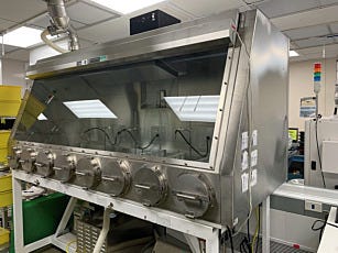 Controlled atmosphere glove box in stainless steel for blood gas sensors