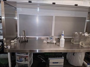 Horizontal laminar flow hood for laboratory plant cultivation