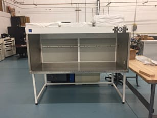 Horizontal laminar flow station with ion bars for optics