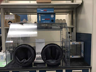 Static-dissipative PVC dry glovebox for chemical weighing
