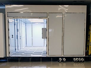 Class 1000 modular hardwall cleanroom for data server center