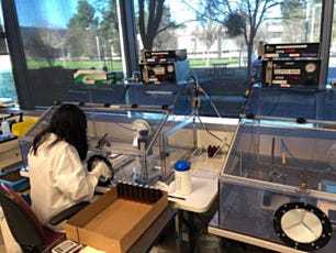 Polycarbonate single model glove box for biological research with operator