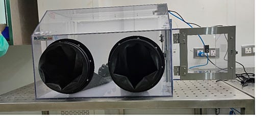 Polycarbonate glovebox with automatic humidity control for pharmaceutical filling