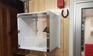 Polypropylene pass-through chamber installed in the wall of a pharmacy cleanroom
