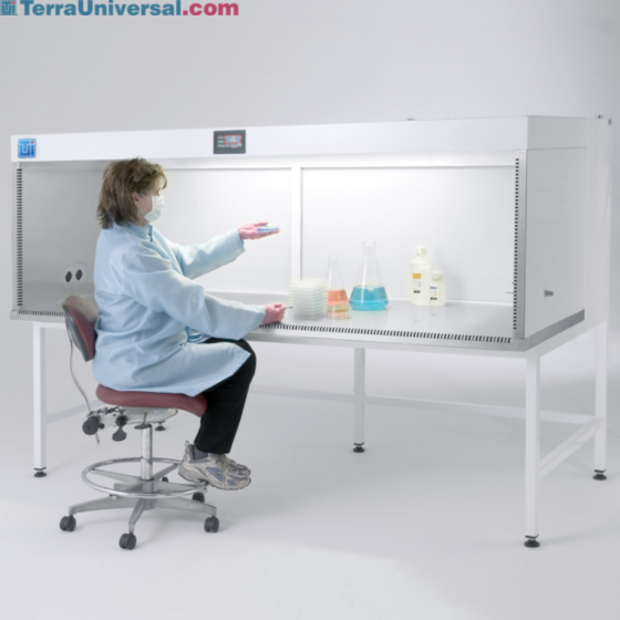 Horizontal laminar flow clean bench