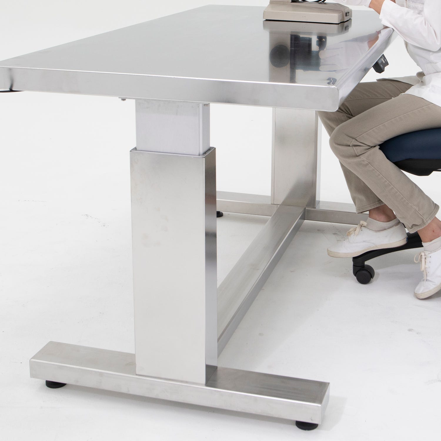 Reinforced Frame of ErgoHeight™ Adjustable-Height Cleanroom Table