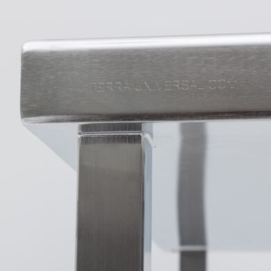Fully encapsulated, ISO 5 table top eliminates crevices and gaps that may harbor contaminants  |  9605-34 displayed