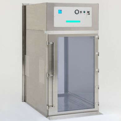 Vertical flow of ULPA-filtered air inside this Smart Pass-Through washes away surface particles to protect parts and minimize cross-contamination  |  6705-68-316 displayed