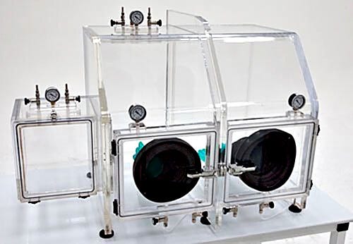 Allows transfer of materials into the glovebox without breaching the controlled environment (shown with left-mount airlock).  |  3305-48 displayed