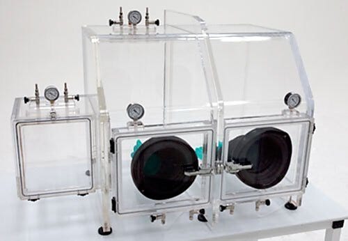 Allows transfer of materials into the glovebox without breaching the controlled environment (shown with left-mount airlock). | 3305-48 displayed