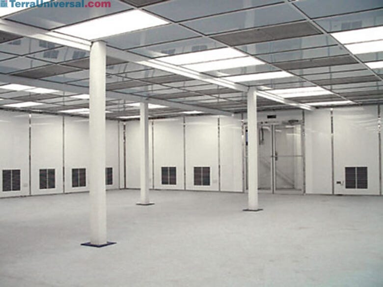 Insulated hardwall cleanroom with polypropylene wall panels. | 6601-19 displayed