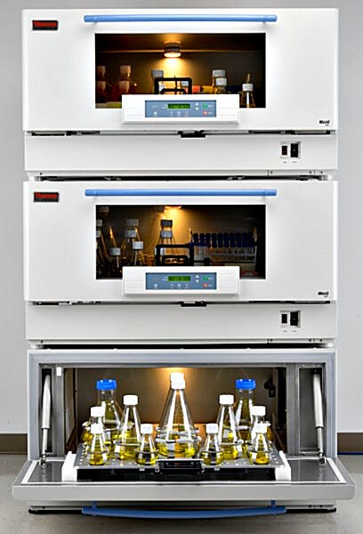 Units perform at top speed and providea three times the capacity of a floor shaker with the same footprint.  |  3617-37 displayed