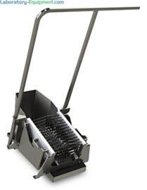 Stationary bristles brush off large debris before sanitizing | 5608-01 displayed