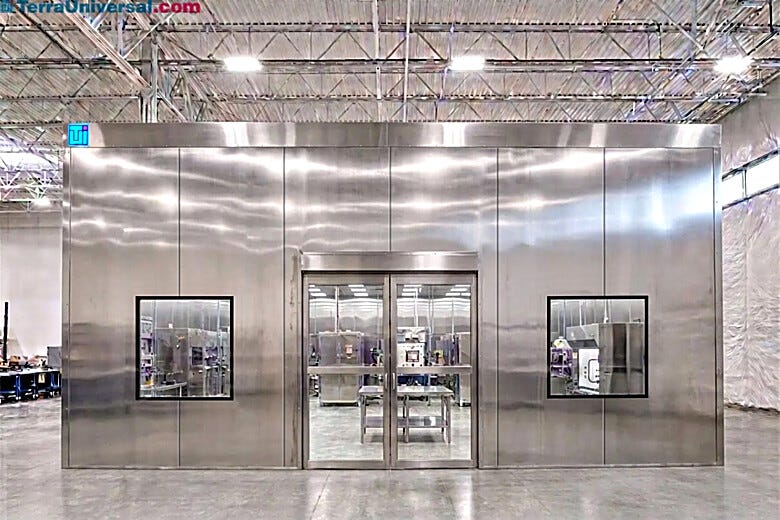 Custom Hybrid Universal® High Bay Cleanroom featuring stainless steel configurations for sensitive large-format manufacturing applications  |  6604-42 displayed