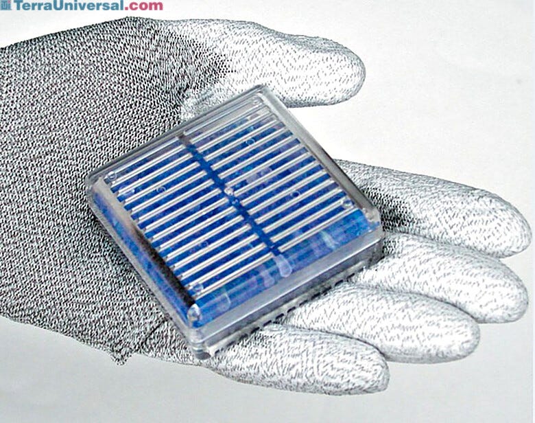 Contain indicating silica gel that turns from blue to pink as silica gel absorbs moisture. | 2010-75 displayed
