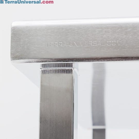Fully encapsulated, ISO 5 table top eliminates crevices and gaps that may harbor contaminants | 9605-34 displayed