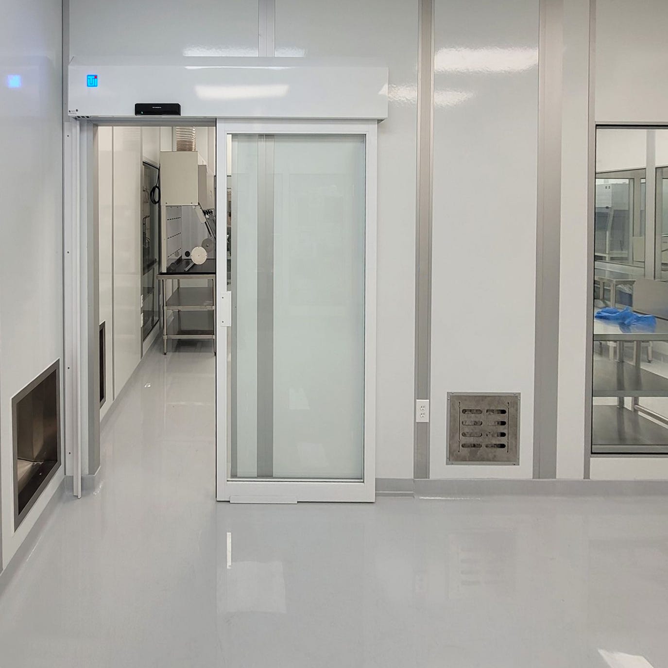 Automatic aluminum sliding glass door in sterile usp pharmacy compounding cleanroom