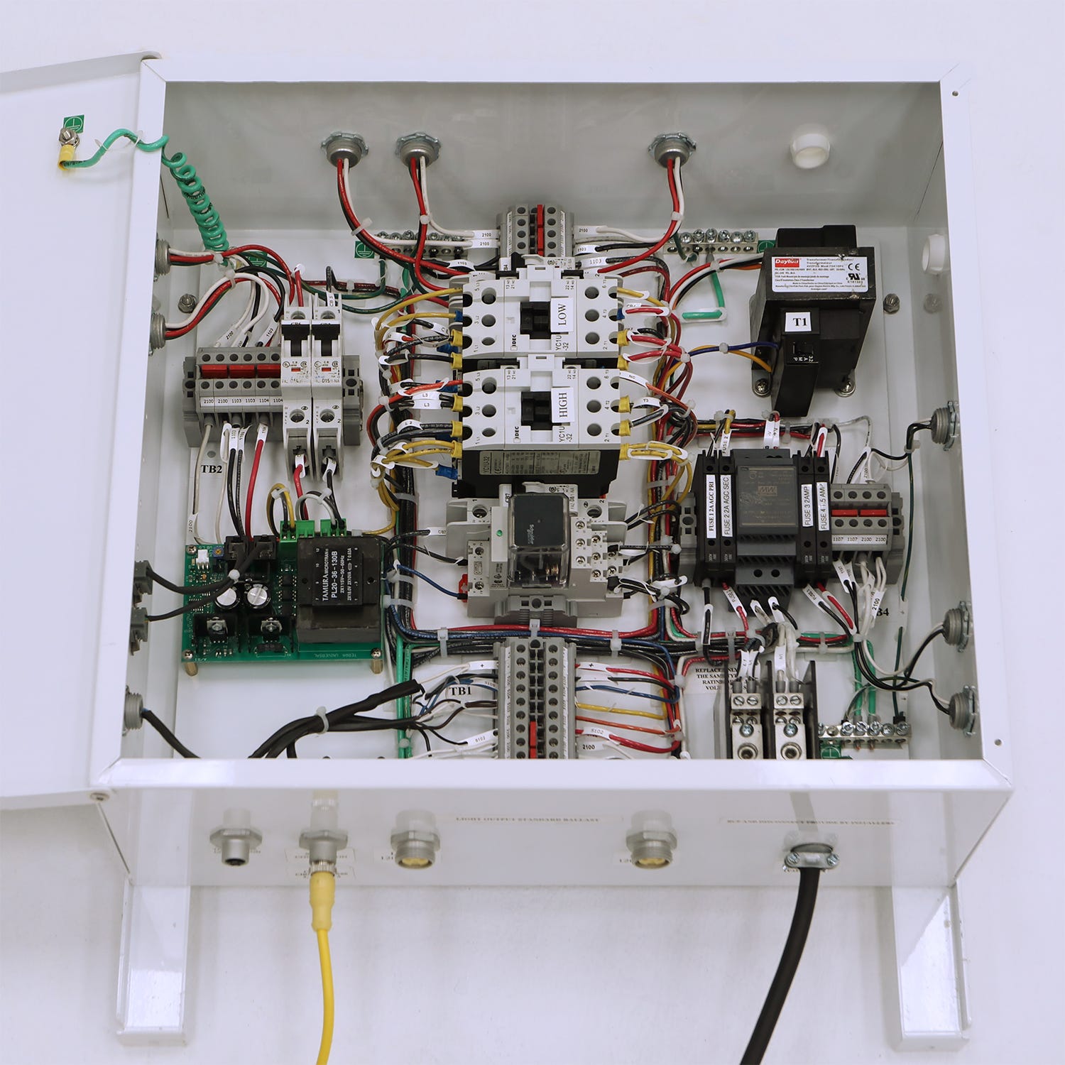 Power distribution module for modular cleanroom
